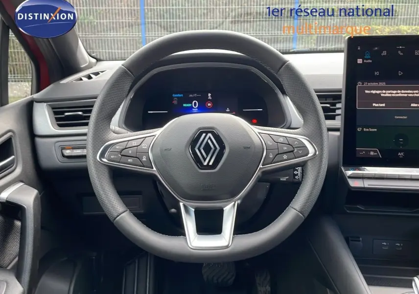 Vue frontale du volant Renault Captur E-Tech hybride 2025, avec tableau de bord digital et écran tactile central.