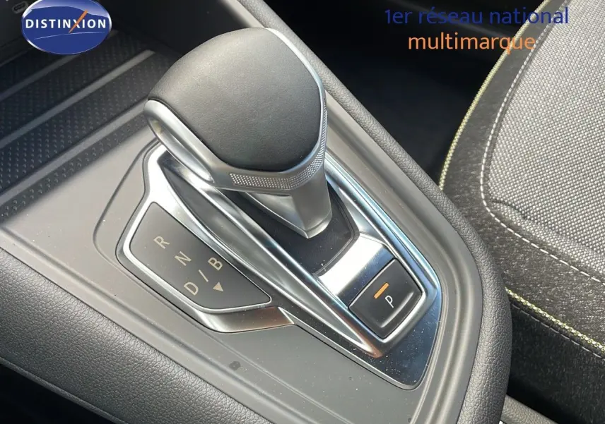 Le levier de vitesses automatique du Renault Captur E-Tech hybride, avec console noire et sellerie tissu gris.