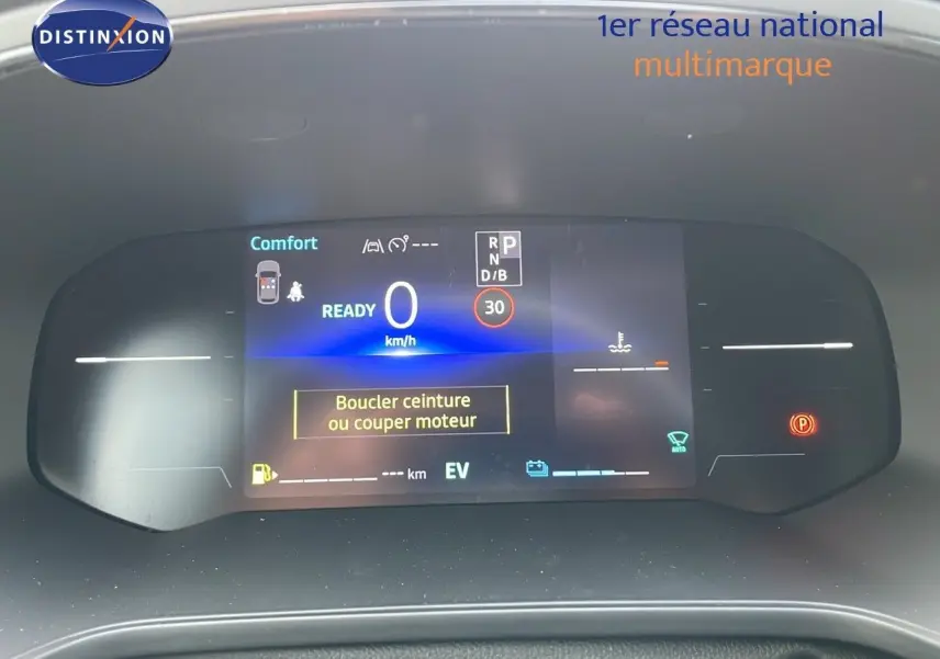 Tableau de bord numérique du Renault Captur E-Tech hybride 2025 affichant vitesse zéro et alertes de sécurité.