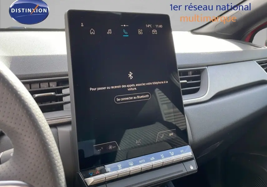 Vue rapprochée de l'écran tactile central du tableau de bord du Renault Captur E-Tech rouge passion avec toit noir.