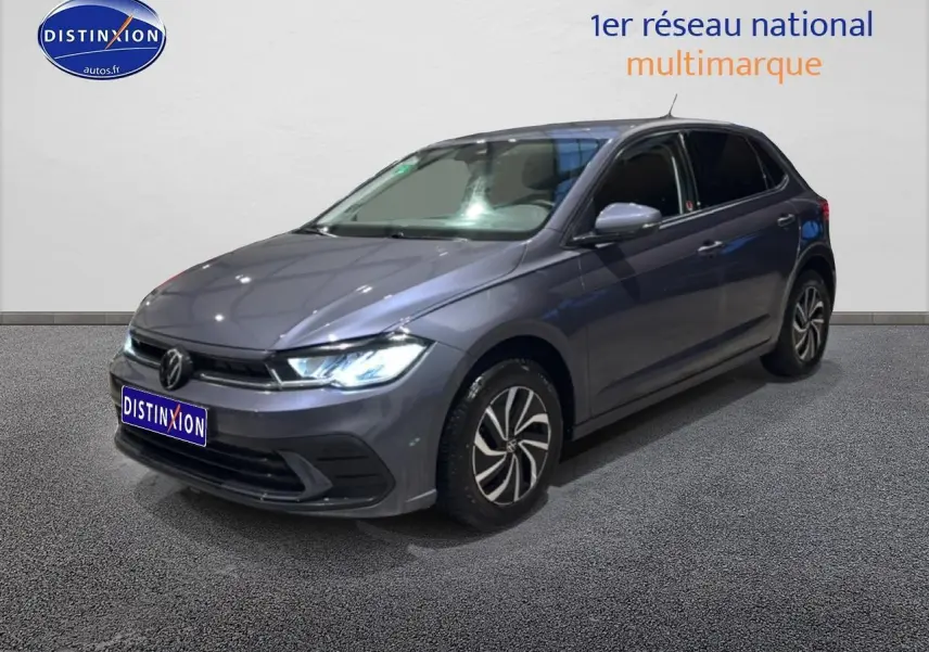 Volkswagen Polo gris cendre vue 3/4 avant droit avec phares LED allumés sur fond neutre.