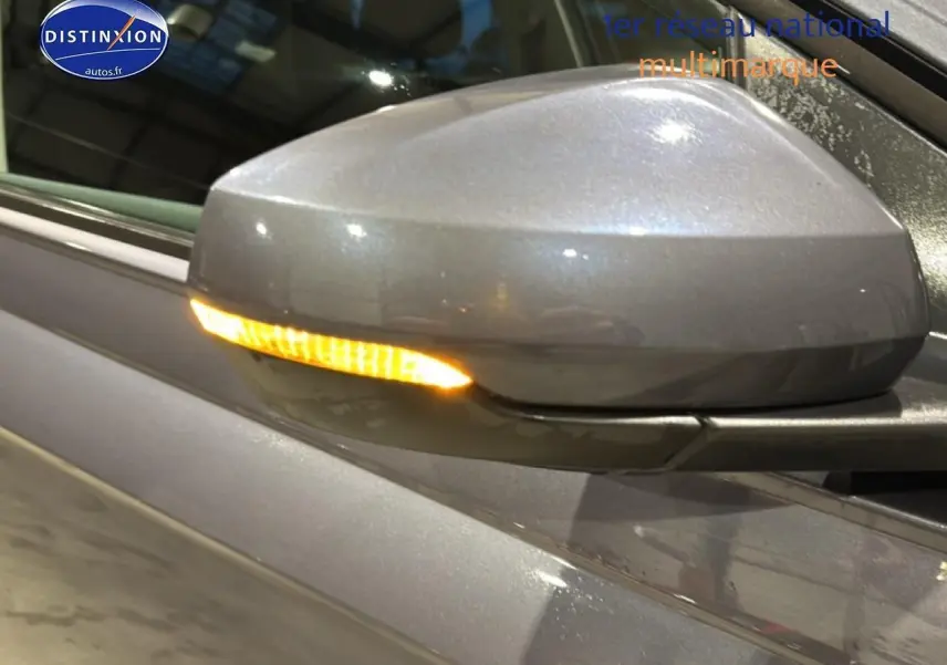 Rétroviseur côté droit gris cendre de Volkswagen Polo 2025 avec clignotant allumé, vue rapprochée.