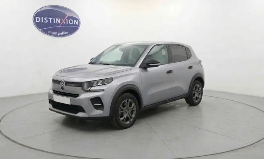 Citroën C3 Turbo 100 ch 2025 gris foncé vue 3/4 avant droit avec jantes et calandre moderne dans studio blanc.