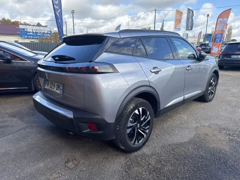 Peugeot 2008 gris Artense vue 3/4 arrière droit, avec jantes alliage et toit noir brillant.
