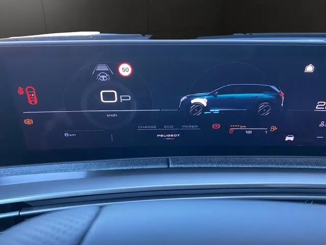 Affichage numérique du tableau de bord du Peugeot 5008 Hybrid 145, montrant l'état hybride et la vitesse à 0 km/h.