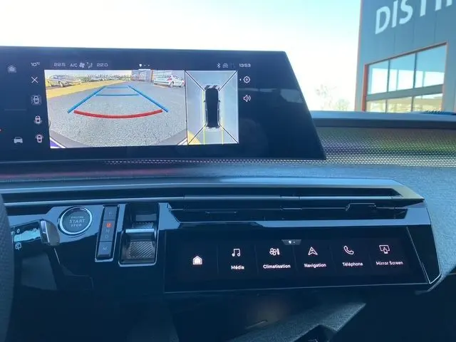 Intérieur du Peugeot 5008 Hybrid 145 GT 2025 montrant l’écran central avec caméra de recul et tableau de bord gris titane.