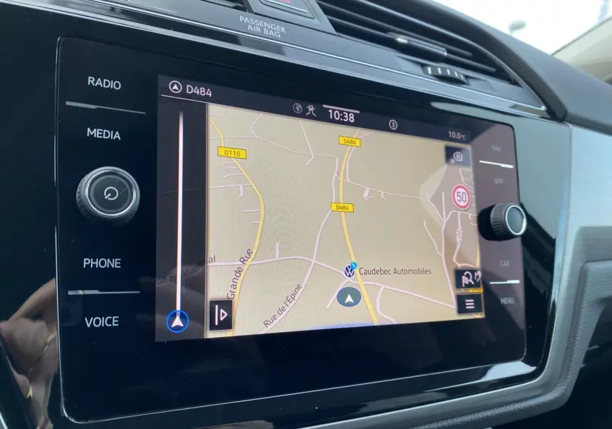 Vue rapprochée de l'écran tactile du système de navigation du Volkswagen Touran 2025, affichant une carte routière.