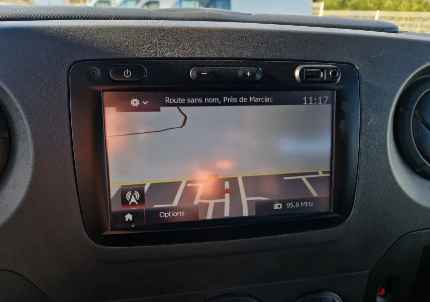 Écran de navigation intégré sur tableau de bord noir du Renault Master Cabine Approfondie blanc, vue intérieure.