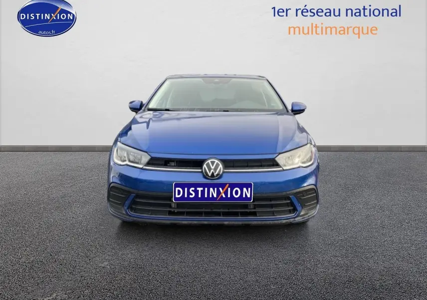 Vue frontale d'une Volkswagen Polo 1.0 TSI 95 VW Edition bleu récif avec calandre noire et logo VW centré.
