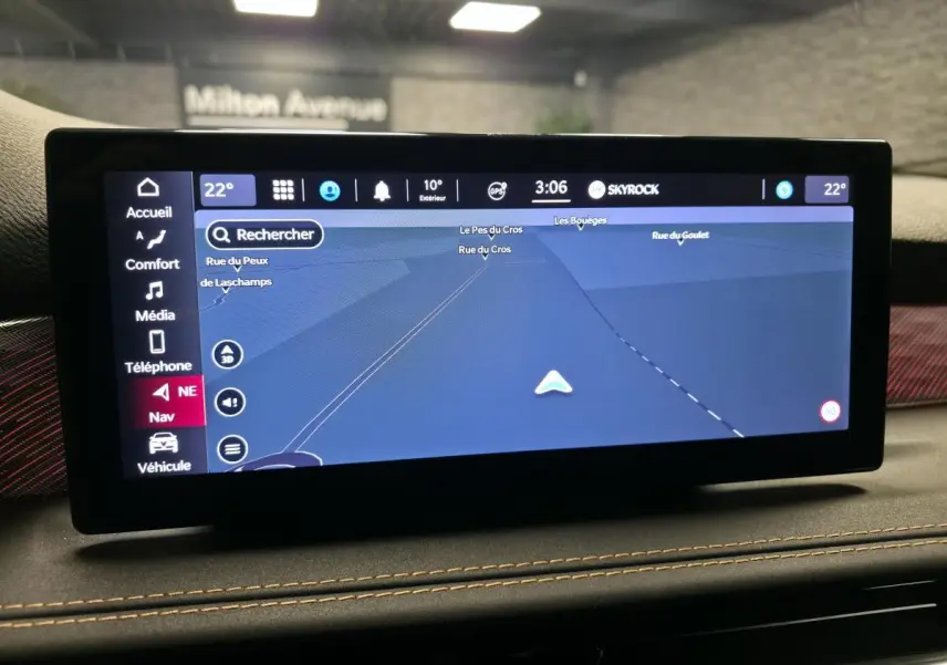 Écran tactile du système de navigation de l'Alfa Romeo Tonale 2023, affichage carte en intérieur noir avec surpiqûres beige.