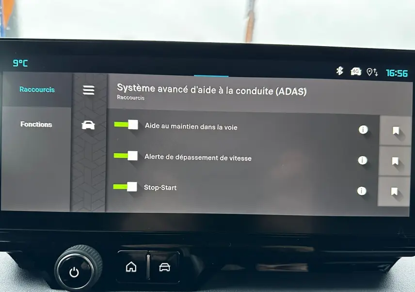 Écran tactile du système d’aide à la conduite du Citroën Berlingo 2025, affichant les options ADAS.