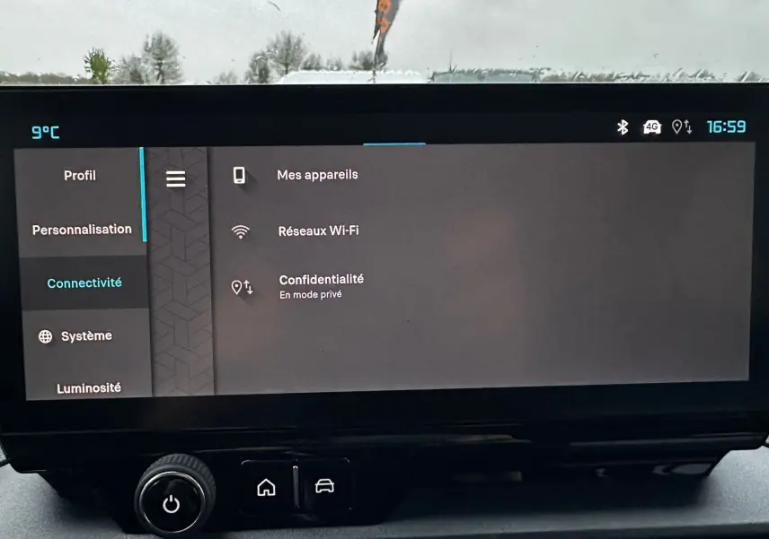 Écran tactile central du Citroën Berlingo 2025 affichant les réglages de connectivité, vue intérieure frontale.