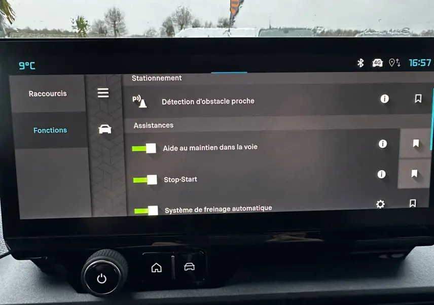 Écran tactile central du Citroën Berlingo gris Artense 2025 affichant les aides à la conduite et stationnement.