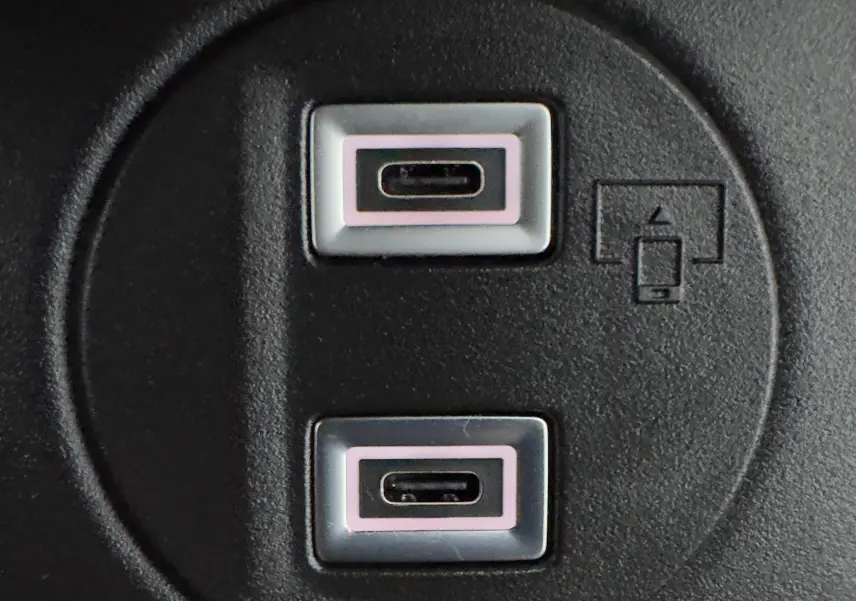 Gros plan sur deux ports USB-C intégrés dans l’habitacle du Citroën Berlingo gris Artense 2025.