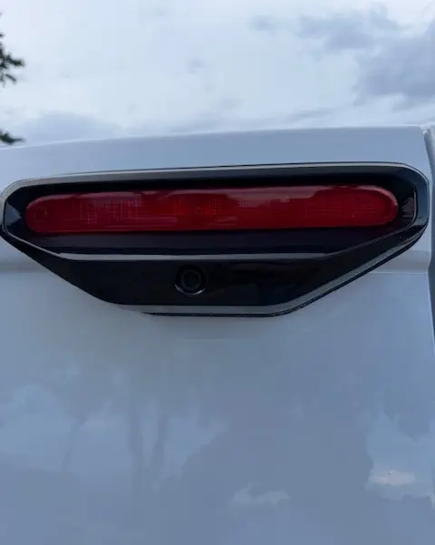 Gros plan sur le feu stop arrière rouge et la caméra de recul du Citroën Berlingo Van M Diesel blanc 2026.