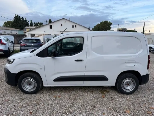 Vue de profil côté gauche d'un Citroën Berlingo blanc version Van Diesel 2026, avec porte latérale coulissante.