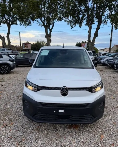 Vue de face du Citroën Berlingo blanc 2026, version Van M Diesel 100 ch, avec calandre noire et phares allumés.
