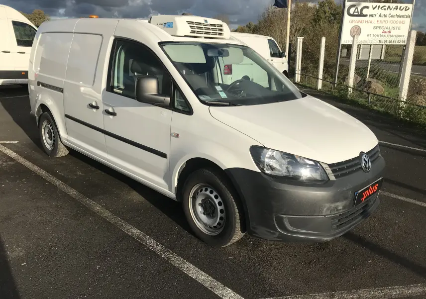 Volkswagen Caddy Maxi Van blanc en 3/4 avant droit avec groupe frigorifique sur le toit, stationné en extérieur.