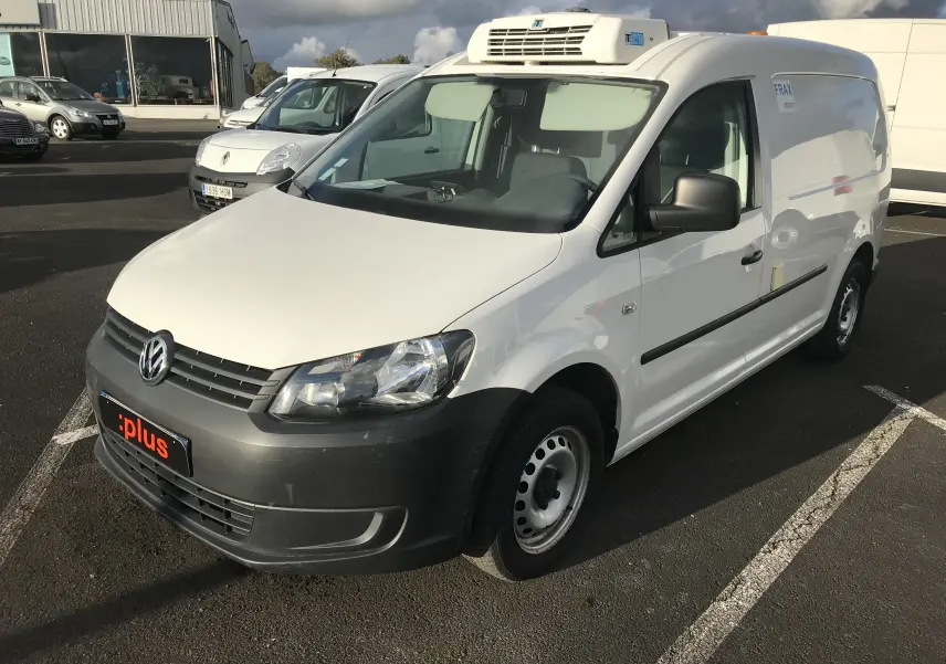 Vue 3/4 avant droit d'un utilitaire Volkswagen Caddy Maxi Van frigo blanc avec calandre noire et toit frigorifique.