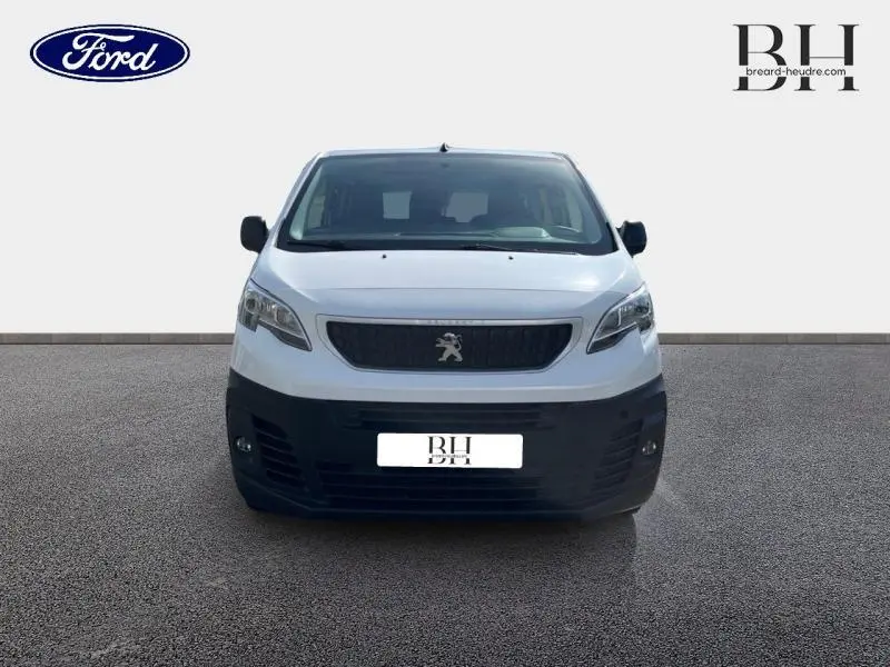 Vue frontale d'un Peugeot Expert Fourgon blanc Banquise avec calandre noire et projecteurs antibrouillard intégrés.