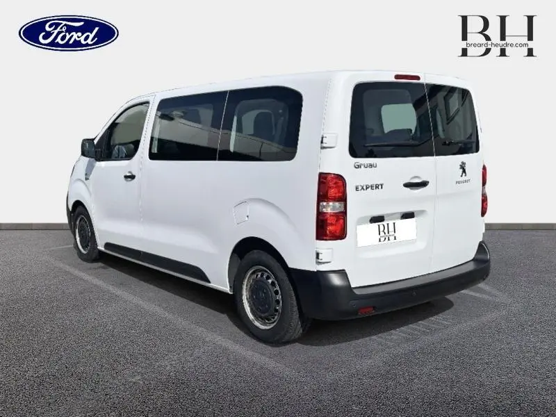 Vue 3/4 arrière droite d'un Peugeot Expert Fourgon blanc banquise avec portes battantes et vitres teintées arrière.