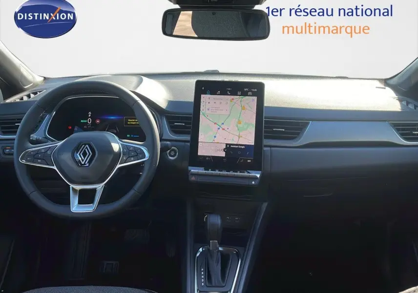Intérieur du Renault Captur E-Tech hybride 2025, vue frontale du tableau de bord avec écran tactile et volant multifonction.