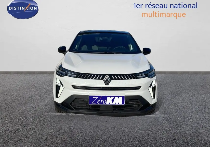 Vue frontale d'un Renault Captur blanc nacré avec toit noir, mettant en valeur sa calandre moderne et ses phares LED distinctifs.