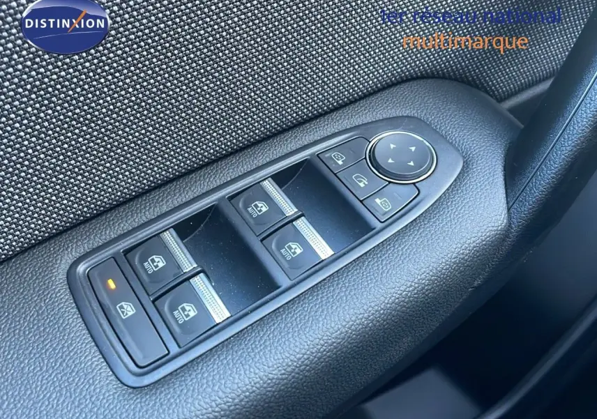 Panneau de commandes des vitres électriques côté conducteur d'un Renault Captur E-Tech hybride 2025, finition noire.