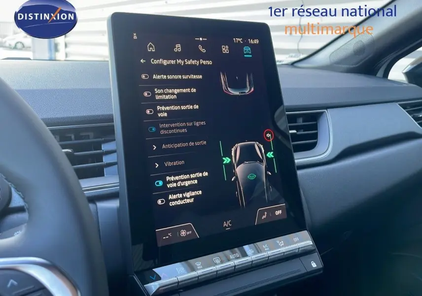 Écran tactile central du tableau de bord du Renault Captur E-Tech blanc nacré, affichant les options d'aide à la conduite.