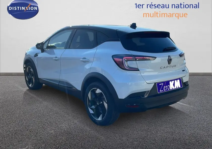 Vue 3/4 arrière droite d'un Renault Captur blanc nacré avec toit noir, jantes noires et feux LED distinctifs.