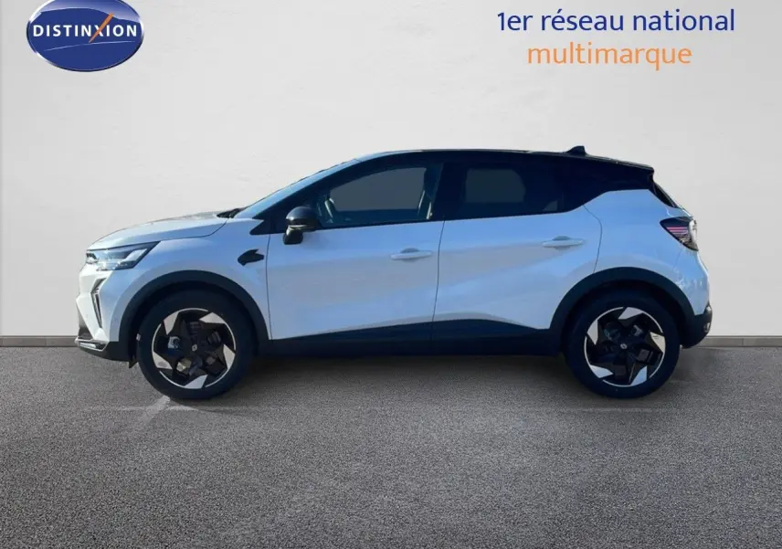 Profil côté gauche du Renault Captur E-Tech hybride blanc nacré avec toit noir et jantes noires biton.