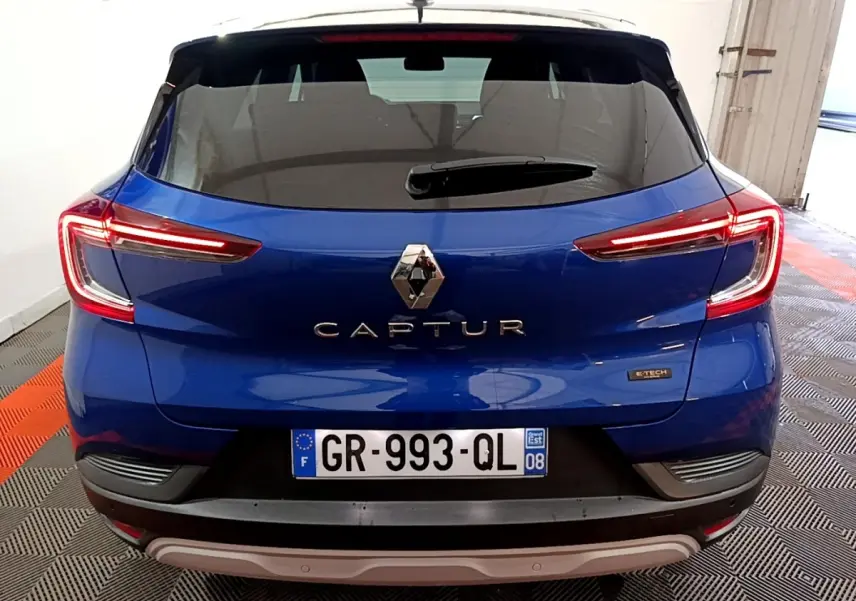 Vue arrière d’un Renault Captur bleu 2023 avec feux LED en forme de C et badge E-Tech sur hayon.