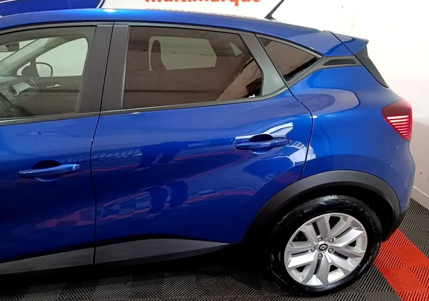 Vue côté droit arrière du Renault Captur bleu 2023 avec jantes alliage et feux arrière LED distinctifs.