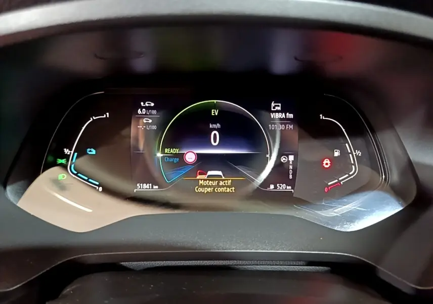 Vue rapprochée du combiné d'instruments numérique du Renault Captur bleu, affichant 0 km/h et diverses informations de conduite.