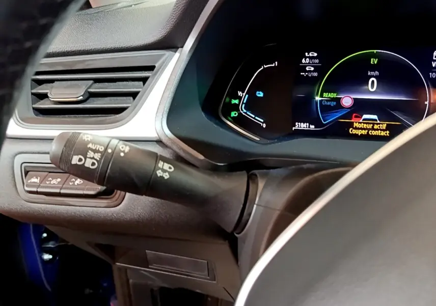 Vue intérieure côté gauche du tableau de bord du Renault Captur bleu, avec affichage numérique et commandes au volant.