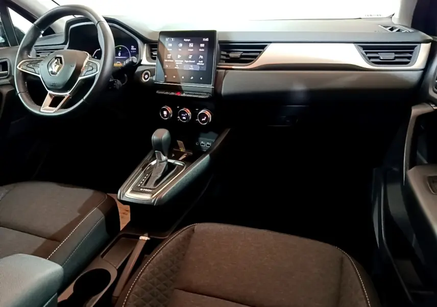 Intérieur du Renault Captur 2023 vue côté conducteur, volant cuir, écran tactile central et levier de vitesse E-Tech.