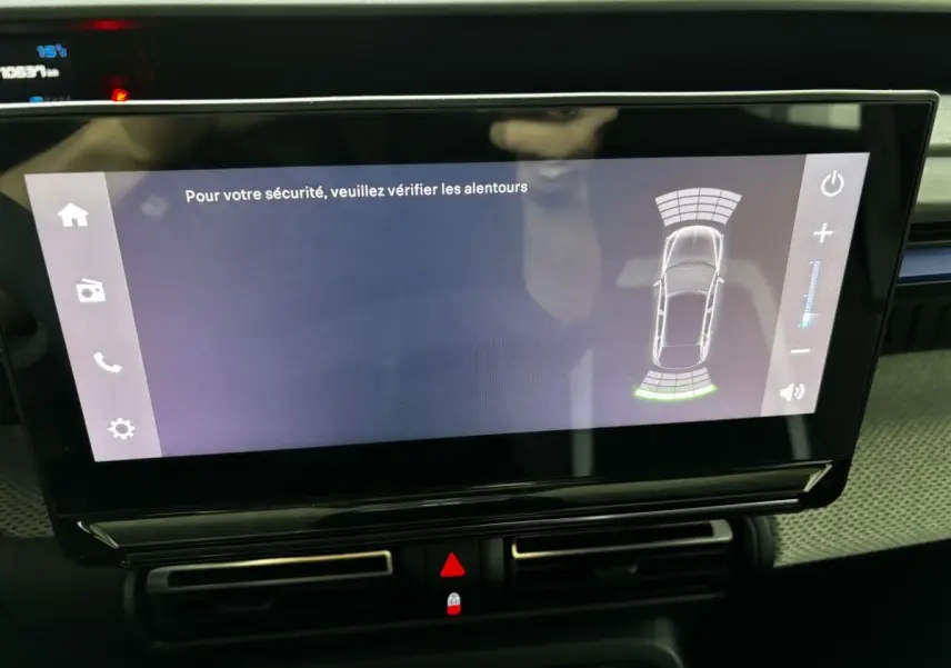 Écran tactile central de la Citroën C3 2025 noir montrant l'aide au stationnement avec vue du dessus du véhicule.