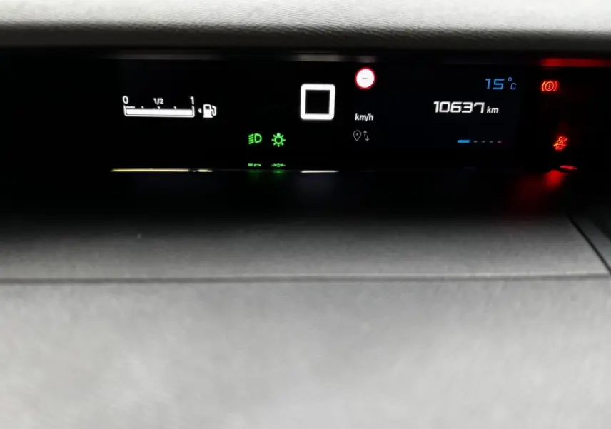 Tableau de bord numérique de Citroën C3 2025 affichant la vitesse à 0 km/h et 10 637 km au compteur.