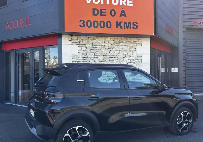 Citroën C3 100 BVM Plus noire vue de profil droit, avec jantes 16 pouces et toit noir mat.