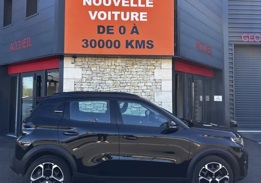 Profil côté gauche d'une Citroën C3 noire 2025, version 100 BVM PLUS, avec jantes 16 pouces et toit noir.