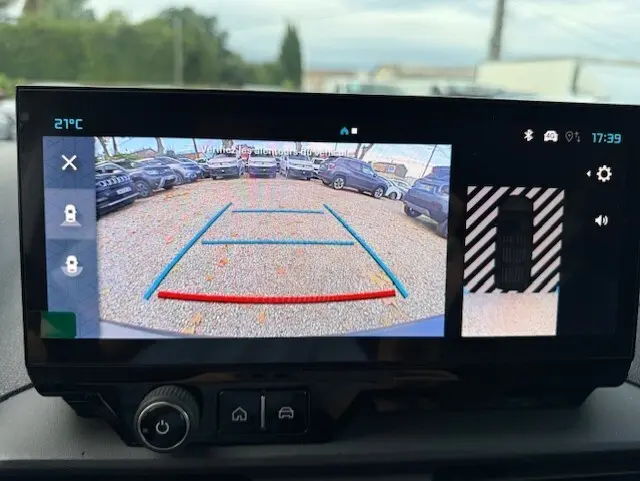 Écran de caméra de recul du Citroën Berlingo blanc 2026, vue arrière avec lignes de guidage et affichage 360° du véhicule.