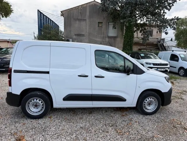 Vue latérale droite d'un Citroën Berlingo blanc 2026 version Van Diesel, avec portes coulissantes et jantes acier simples.