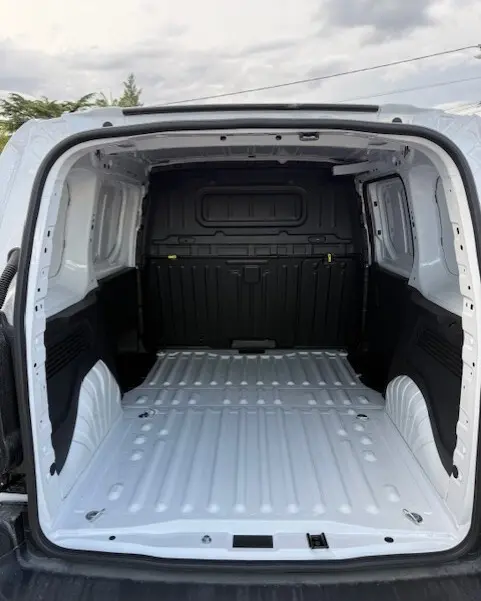 Vue arrière du Citroën Berlingo Van blanc 2026, montrant l’espace de chargement vide et les parois intérieures métalliques.
