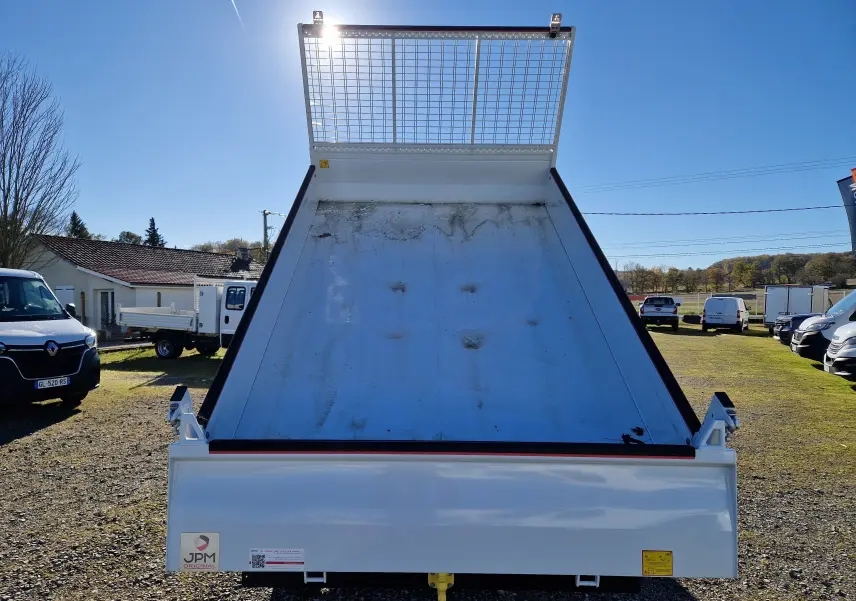Vue arrière d'une benne acier blanche relevée sur un FIAT Ducato Chassis Benne 2023, sous un ciel dégagé.
