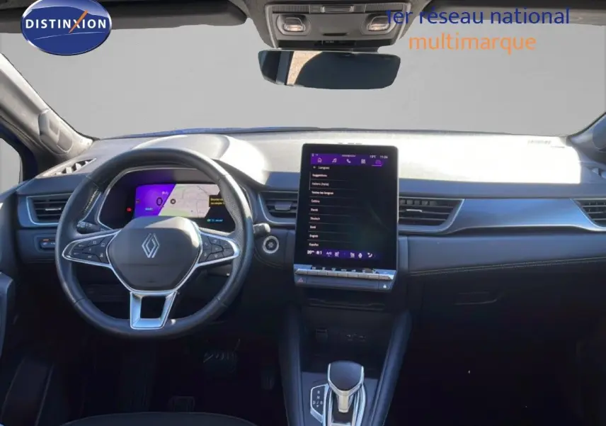 Vue intérieure frontale du tableau de bord de la Renault Symbioz 2025 avec écran tactile vertical et volant multifonction noir.