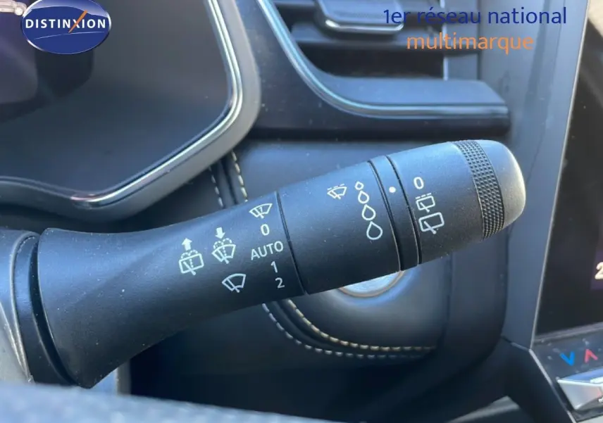 Gros plan sur la commande d’essuie-glace dans l’habitacle noir du Renault Symbioz bleu iron metal.