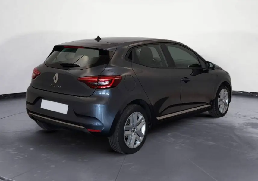 Renault Clio V TCe 100 Business gris foncé vue 3/4 arrière droit, avec feux arrière LED et jantes alliage.