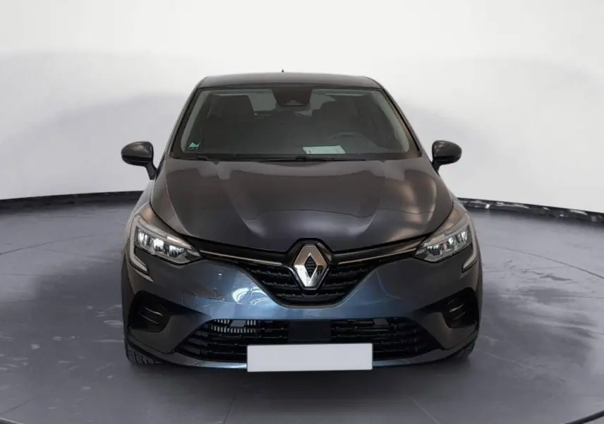 Vue frontale d'une Renault Clio V TCe 100 Business gris foncé de 2019 avec calandre noire et phares LED.