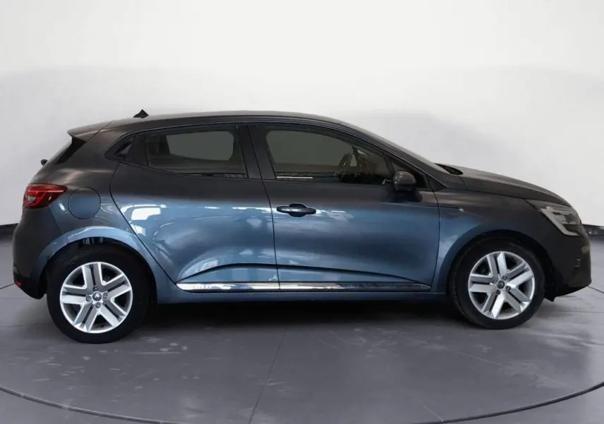 Profil côté gauche d'une Renault Clio V TCe 100 Business gris foncé de 2019 avec jantes alliage et poignées de porte intégrées.