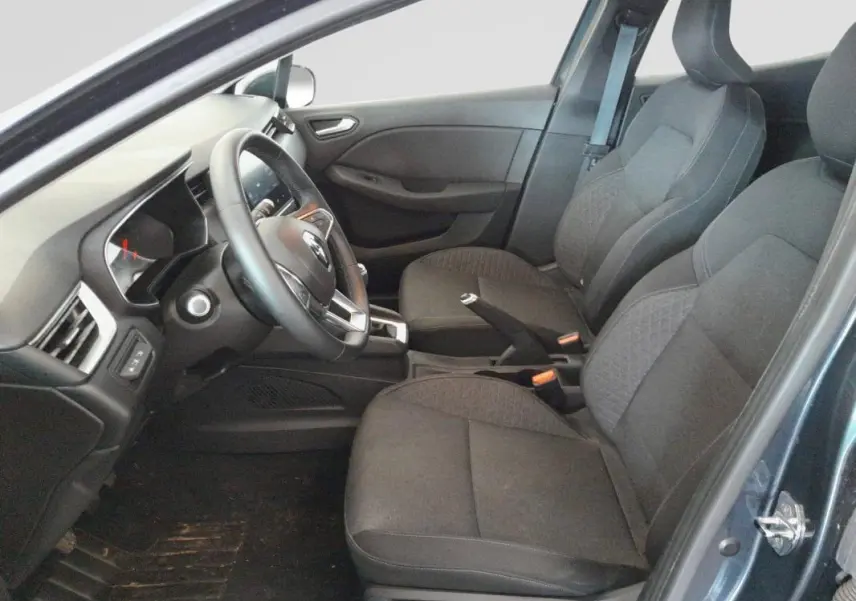 Vue intérieure côté conducteur de la Renault Clio V TCe 100 Business 2019, sièges tissu gris foncé et volant multifonction.